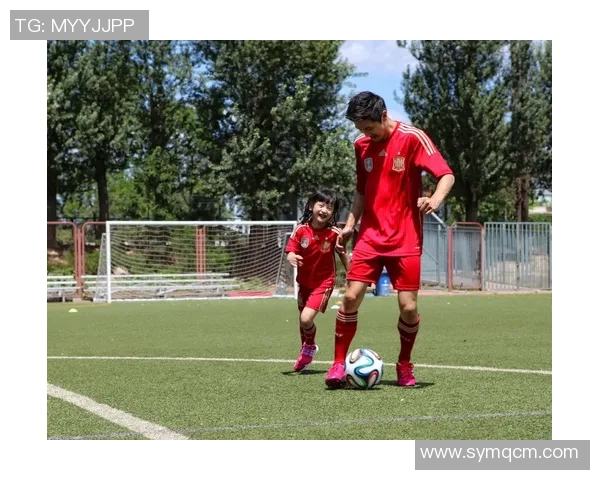 足球明星与儿子亲密互动踢球视频展现温馨家庭时光与运动乐趣